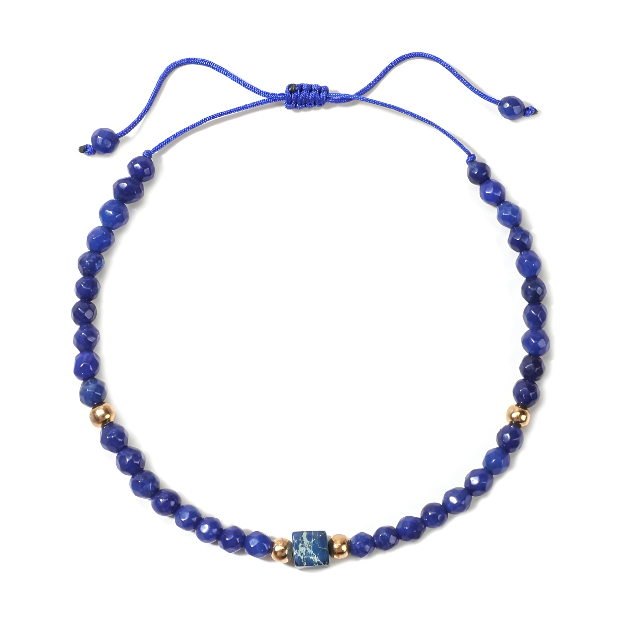 bracelet lapis lazuli avec perles facettées bleues, cube central marbré et petites perles dorées monté sur cordon bleu ajustable