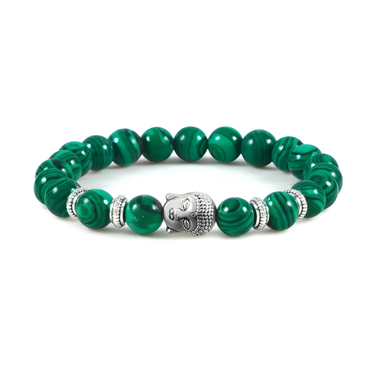 bracelet malachite orné de perles vertes veinées et d’une tête de bouddha argentée entourée d’intercalaires métalliques décorés
