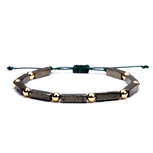 bracelet pyrite composé de perles rectangulaires gris métallisé alternées avec des perles dorées rondes et montées sur un cordon vert