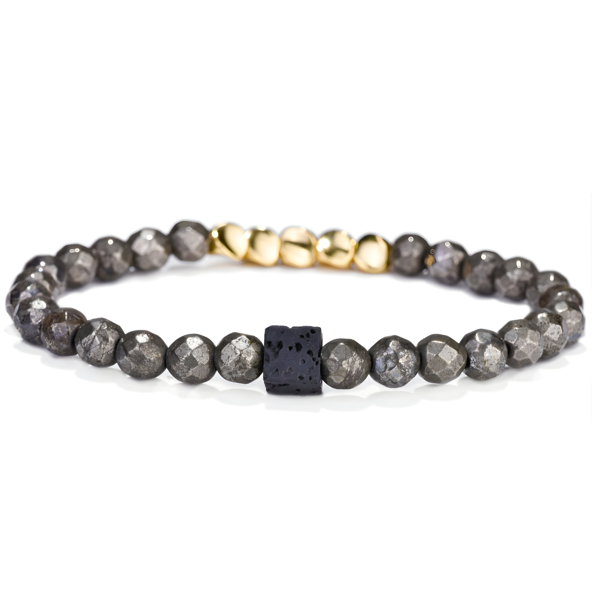 bracelet pyrite composé de perles gris foncé facettées avec un cube noir texturé et des perles dorées visibles en arrière-plan