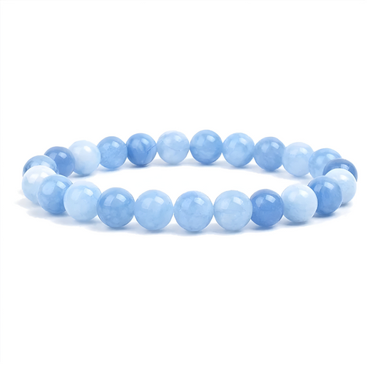 bracelet sodalite composé de perles rondes bleu clair et translucides montées sur un fil élastique formant un cercle régulier