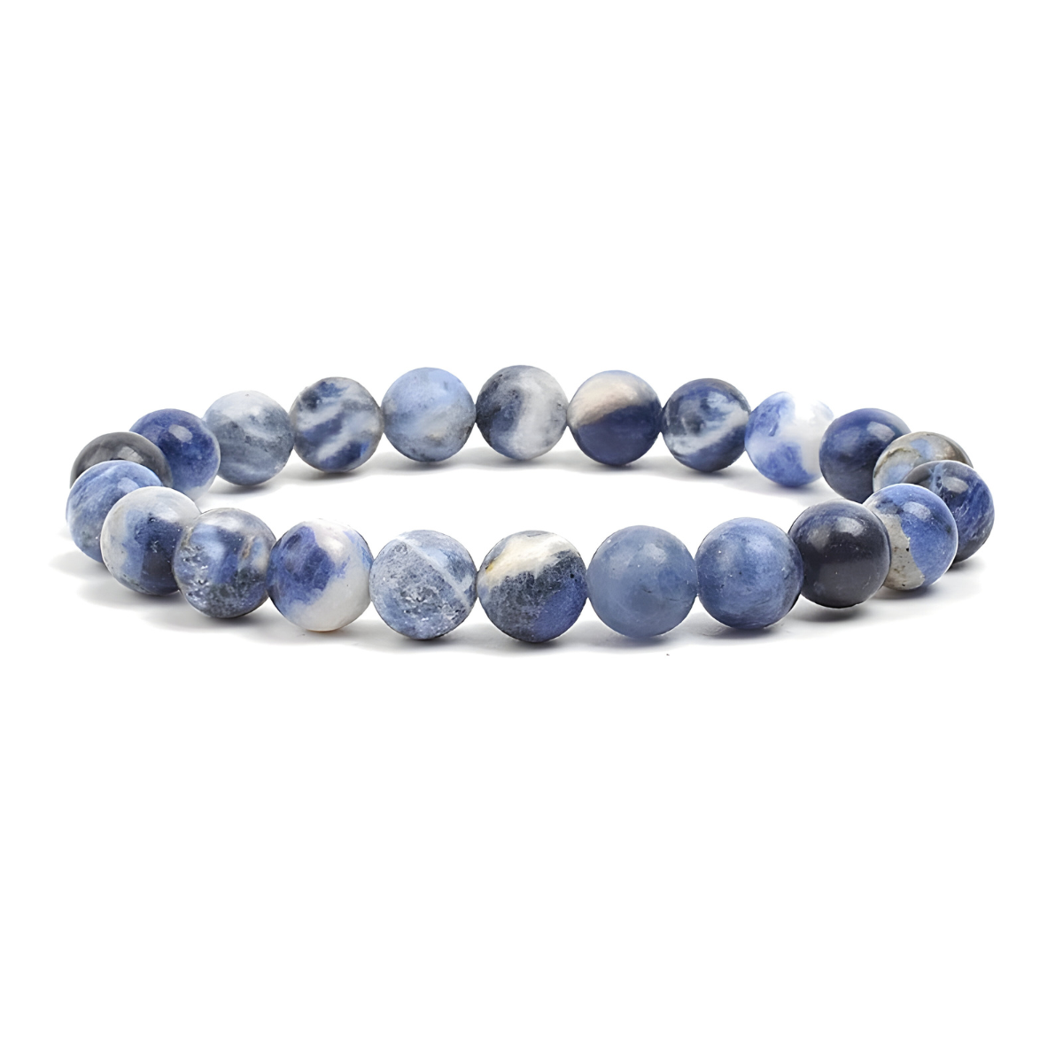 bracelet sodalite composé de perles rondes aux teintes bleu foncé, bleu clair et blanc nuageux formant un cercle sur fil élastique