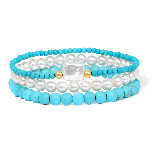 Bracelet turquoise trois rangs avec perles turquoises blanches et dorées monté sur fil élastique