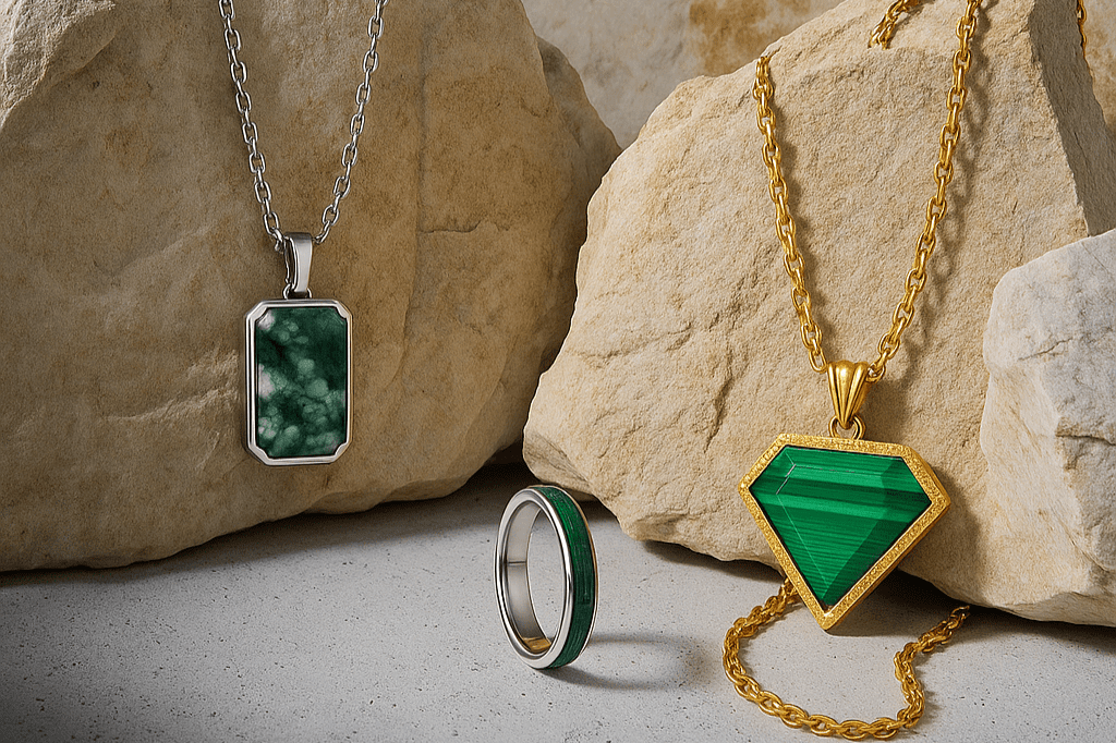 Collection de bijoux en malachite : pendentif rectangulaire argenté, bague incrustée de malachite et collier doré avec pendentif diamant vert. Bijoux élégants en pierre naturelle malachite, symboles de protection et d’élégance intemporelle.