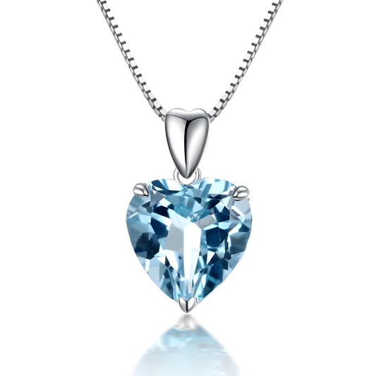 Collier Aigue Marine pendentif cœur pierre naturelle aigue‑marine bleu clair facettée, sertie trois griffes sur monture métal argenté, suspendu à une chaîne fine