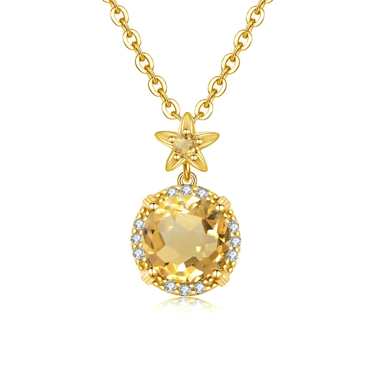 Une chaîne fine dorée porte un pendentif composé d’une étoile sertie d’une petite pierre naturelle de citrine et d’un médaillon rond serti d’un halo de zircons, collier Citrine