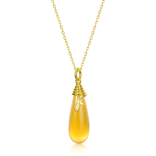 Une fine chaîne dorée soutient un pendentif goutte en pierre naturelle de citrine translucide serti dans un motif spiralé en or, collier Citrine