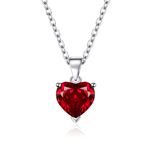 Une chaîne argentée porte un pendentif cœur en pierre naturelle de grenat facetté, collier Grenat fixé sur une bélière simple avec fermoir mousqueton