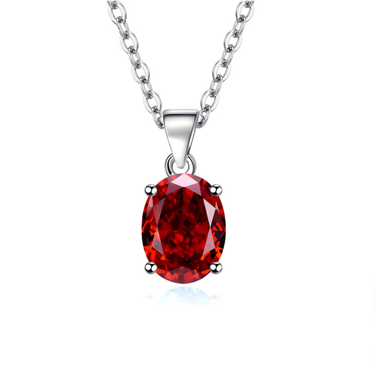 Une chaîne argentée soutient un pendentif ovale en pierre naturelle de grenat facetté dans un serti à quatre griffes, collier Grenat au style épuré