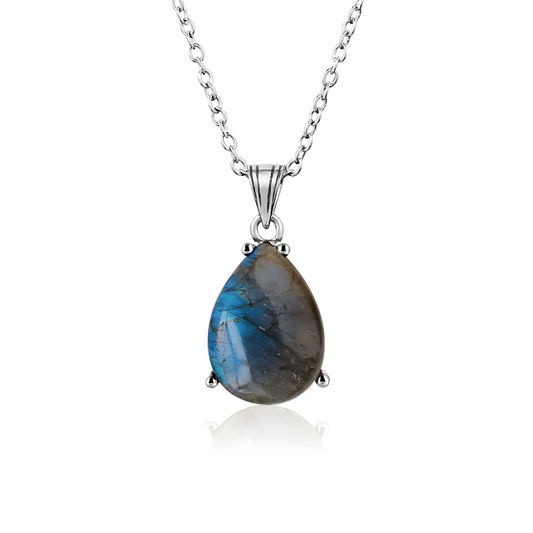 Collier Labradorite Bleu pendentif goutte en pierre irisée bleu vert serti en trois griffes sur monture argentée suspendu à une chaîne fine argentée