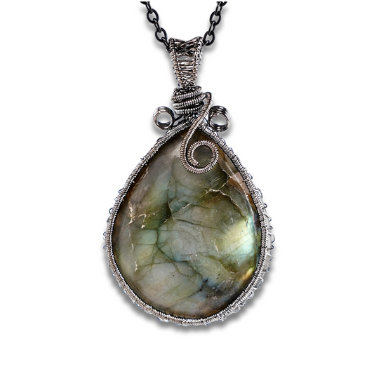 Collier Labradorite Macramé pendentif goutte en pierre labradorite verte irisée entourée de fil macramé argenté tressé, suspendu à un cordon noir