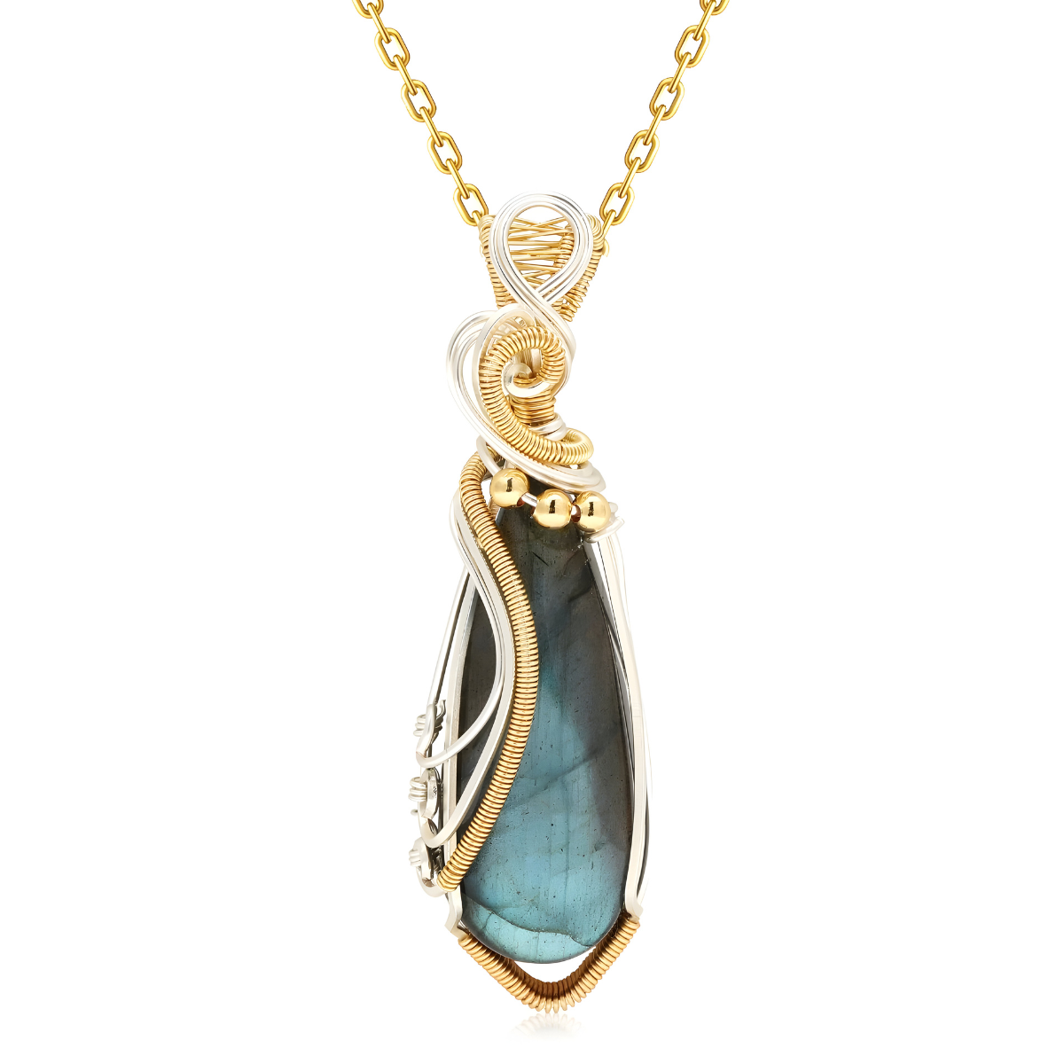 Une chaîne dorée supporte un pendentif goutte en labradorite bleu-vert, Collier Labradorite Or serti de fils torsadés or et argent et petites perles