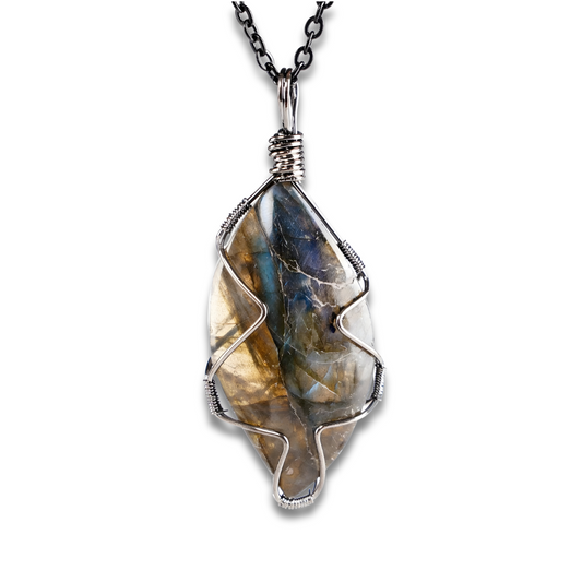 Collier Labradorite Argent pendentif goutte en labradorite irisée serti de fil argenté torsadé formant un motif d’arbre, suspendu à une fine chaîne noire