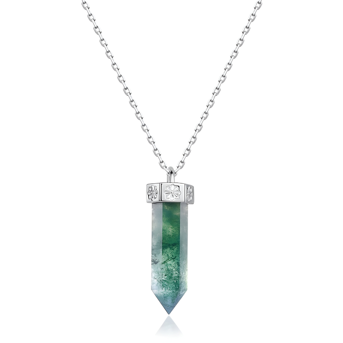 Collier Malachite en pendentif pointe hexagonale vert translucide, maintenu par un capuchon argenté décoré, suspendu à une chaîne argentée