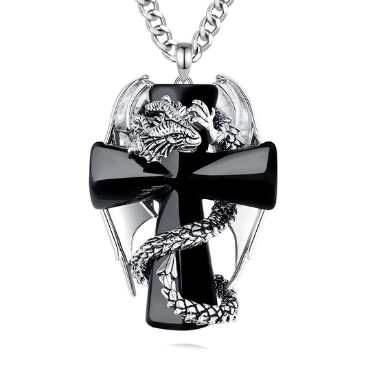 Collier obsidienne avec croix noire brillante entourée d’un dragon argenté aux ailes déployées et détails en relief