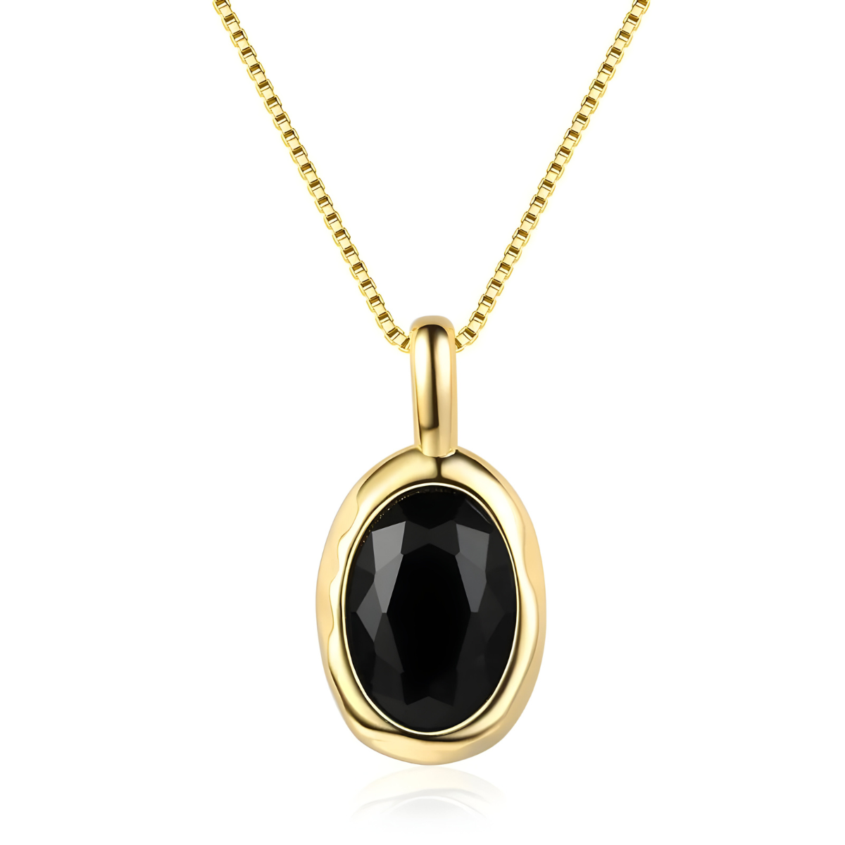 Collier obsidienne avec pendentif ovale facetté monté sur un encadrement doré et suspendu à une chaîne fine assortie