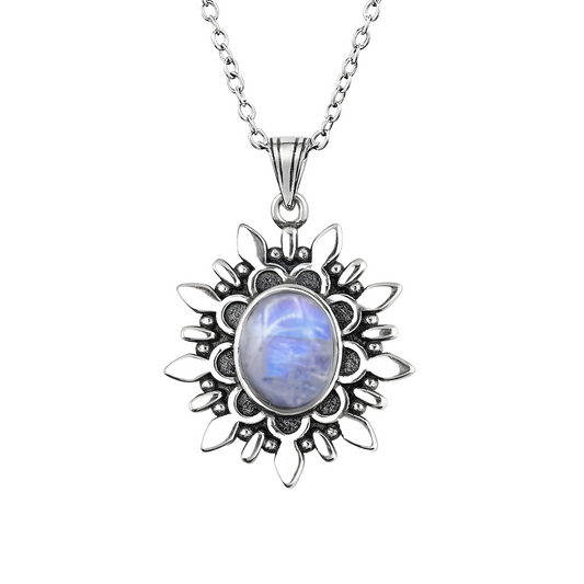 Un collier Pierre de Lune Naturelle en argent, avec un pendentif en forme de soleil orné d’une pierre de lune aux reflets bleutés