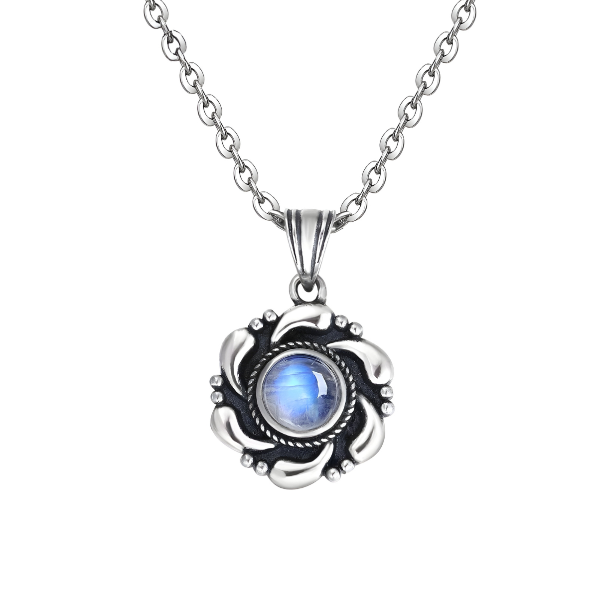 Un collier Pierre de Lune Bleu en argent, avec un pendentif floral orné d’une pierre de lune aux reflets bleutés