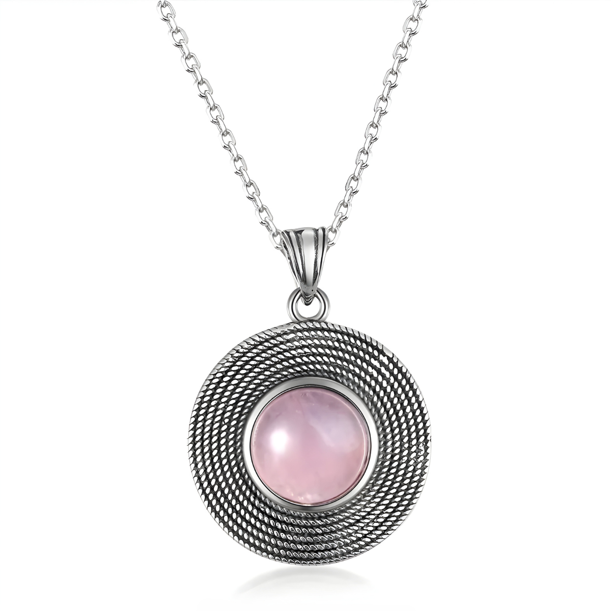 Un Collier Quartz en argent, doté d’un pendentif rond texturé et d’une pierre rose polie au centre