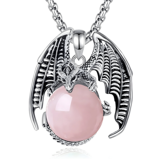Un Collier Quartz en argent, orné d’un pendentif en forme de dragon ailé tenant une pierre rose sphérique.