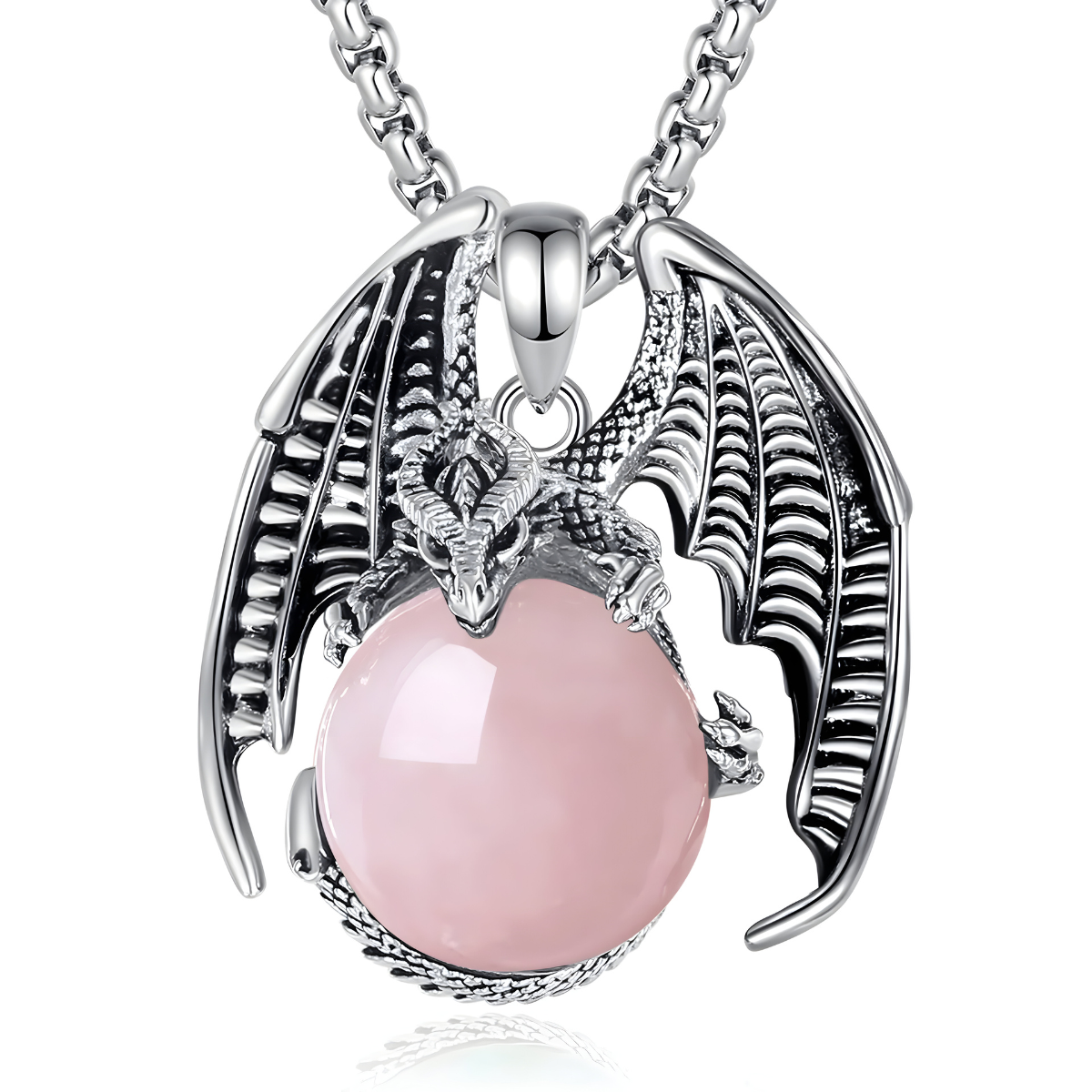 Un Collier Quartz en argent, orné d’un pendentif en forme de dragon ailé tenant une pierre rose sphérique.