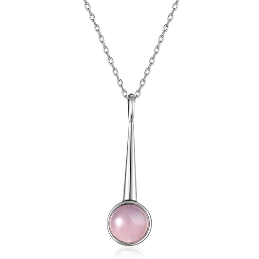 Un Collier Quartz Rose Pendule en argent, doté d’un pendentif long et fin terminé par une pierre rose ronde polie