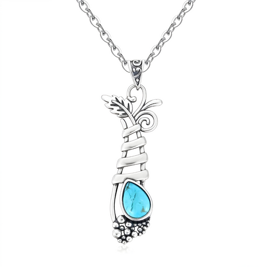 Un Collier Turquoise Bleu en argent, doté d’un pendentif torsadé orné d’une pierre turquoise en forme de goutte et de petits motifs perlés