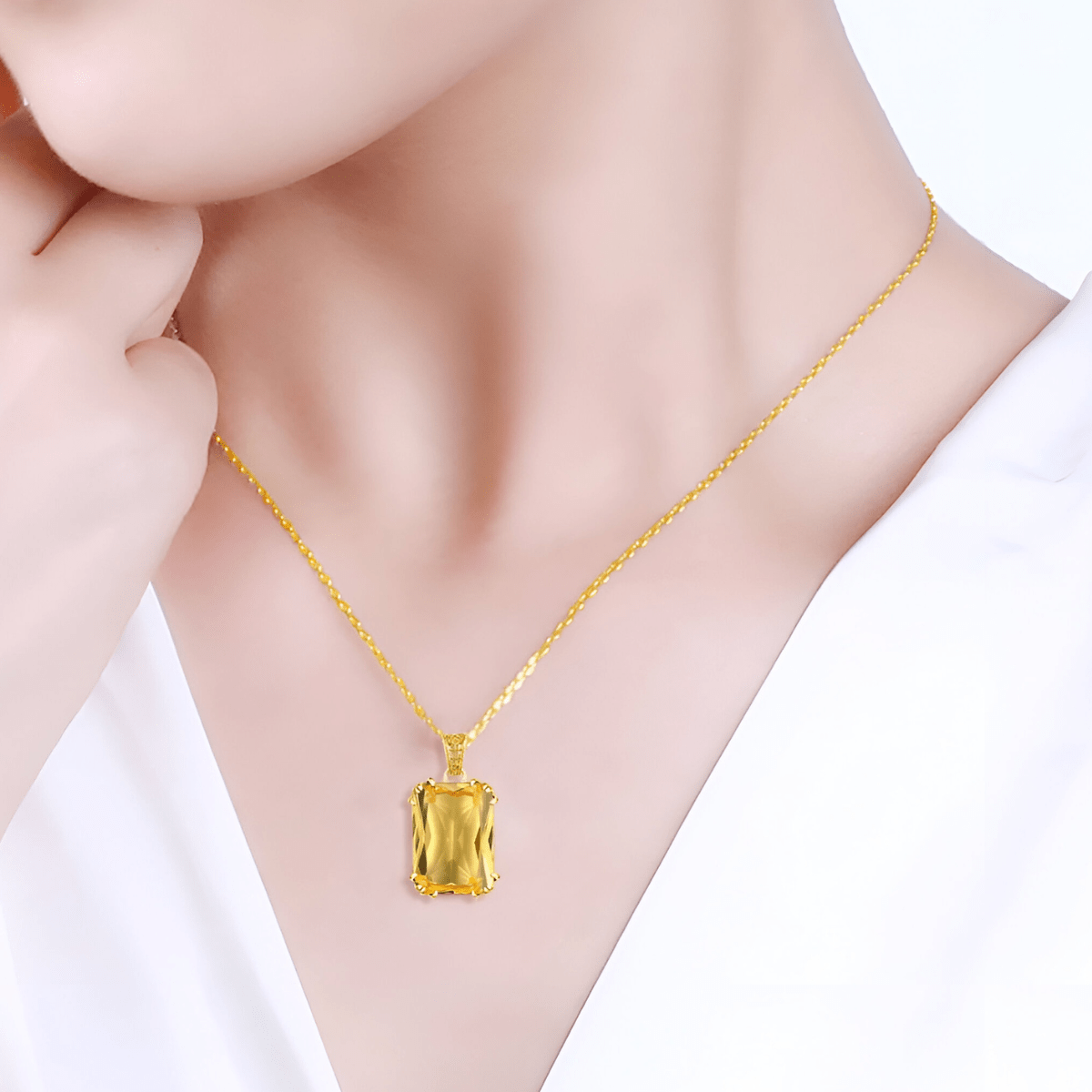 Collier citrine avec pendentif rectangulaire doré sur chaîne fine en or jaune