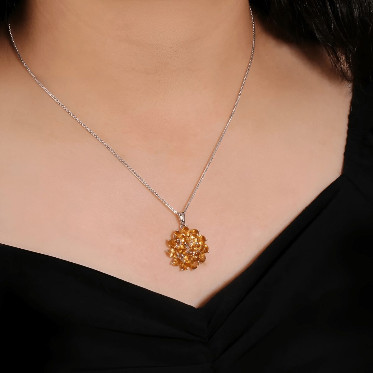Collier citrine avec pendentif floral en pierres jaunes monté sur chaîne en argent