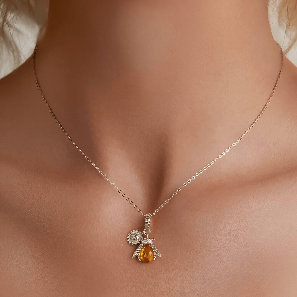 Collier citrine avec pendentif goutte dorée, abeille et fleur en métal argenté