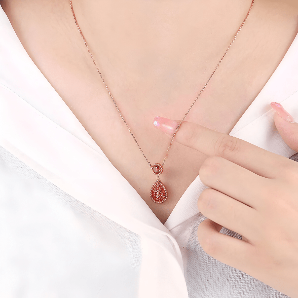 Collier grenat en forme de goutte sertie de petites pierres rouges sur chaîne fine dorée