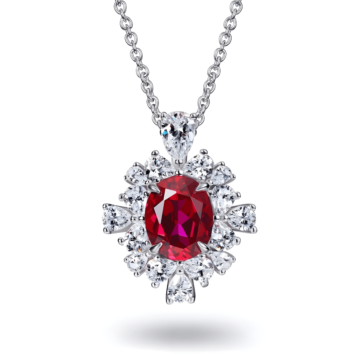 Collier grenat avec pendentif ovale rouge entouré de pierres blanches scintillantes en forme de gouttes