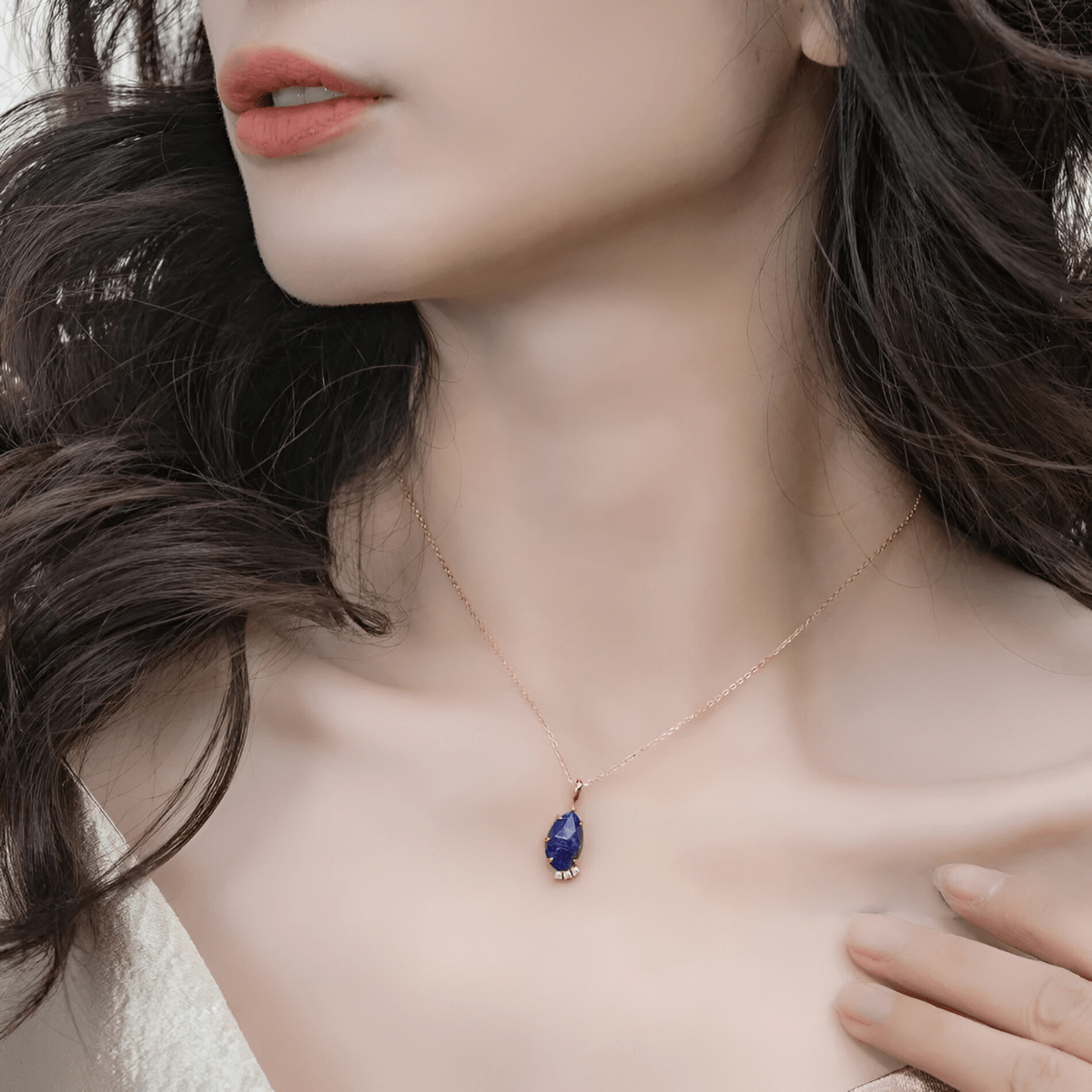 Collier lapis lazuli véritable en forme de goutte monté sur chaîne fine dorée
