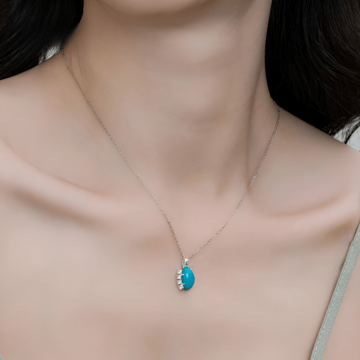 ollier turquoise véritable avec pendentif ovale bleu monté sur chaîne fine argentée