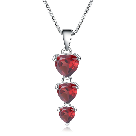 Un collier Grenat en argent, orné de trois pierres rouges en forme de cœur, disposées en cascade